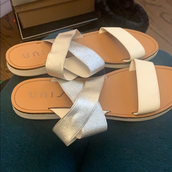 Size 8 sandals - Picture 3 of 3